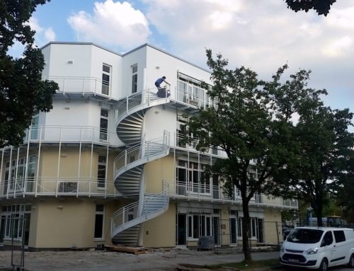 Balkone und Treppen, Schule, München, Deutschland